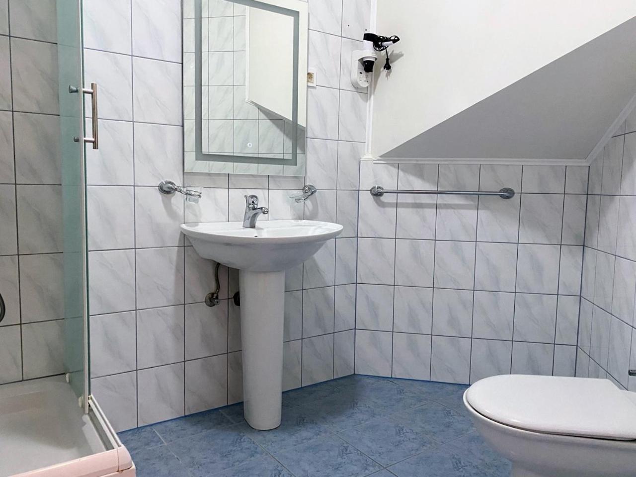 Motel Vujeva リヴノ エクステリア 写真